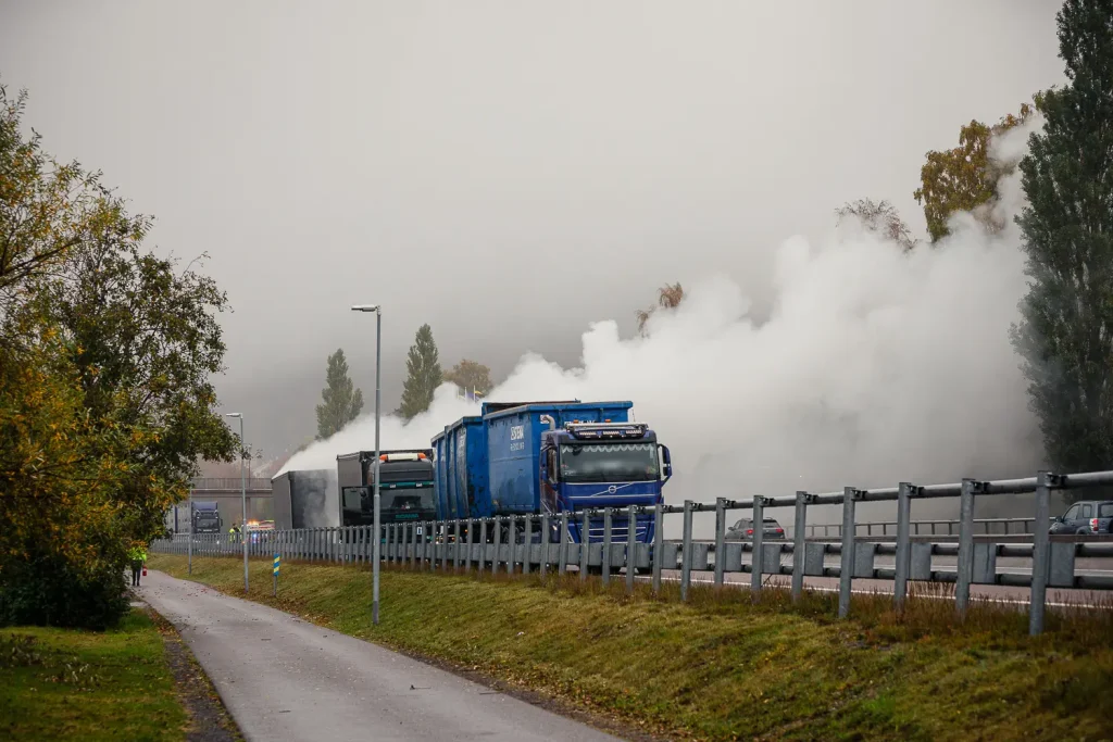 Rökutveckling från lastbil på E4