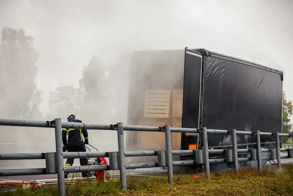 Rökutveckling från lastbil på E4