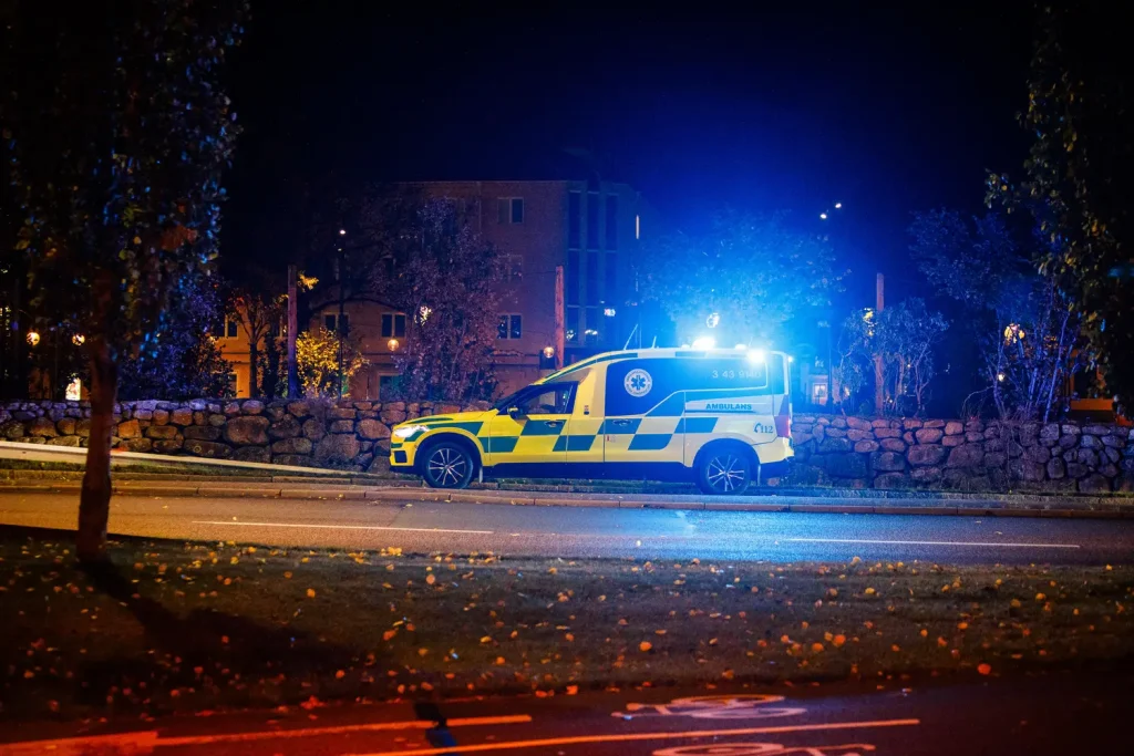Två personbilar i krock på Odengatan