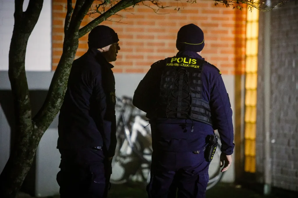 Kriminaltekniker vid kraftig smäll i trapphus i Värnamo 