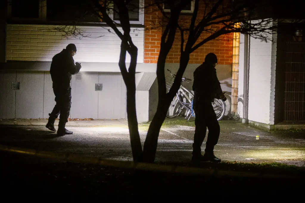Kriminaltekniker vid kraftig smäll i trapphus i Värnamo 