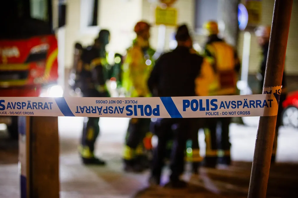 Avspärrat vid explosion i trapphus på Liljeholmen