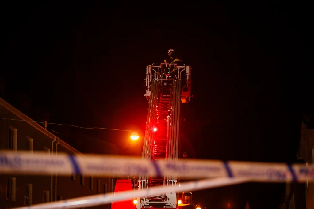 Räddningstjänstens stegbil vid explosion i trapphus på Liljeholmen