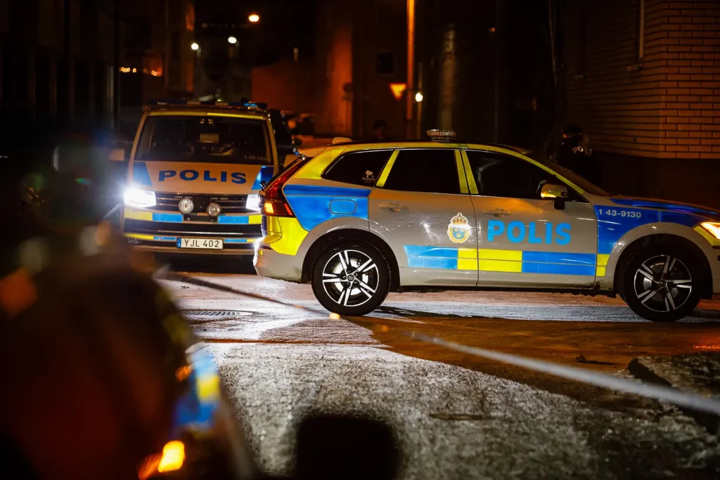 Polis på plats vid explosion i trapphus på Liljeholmen