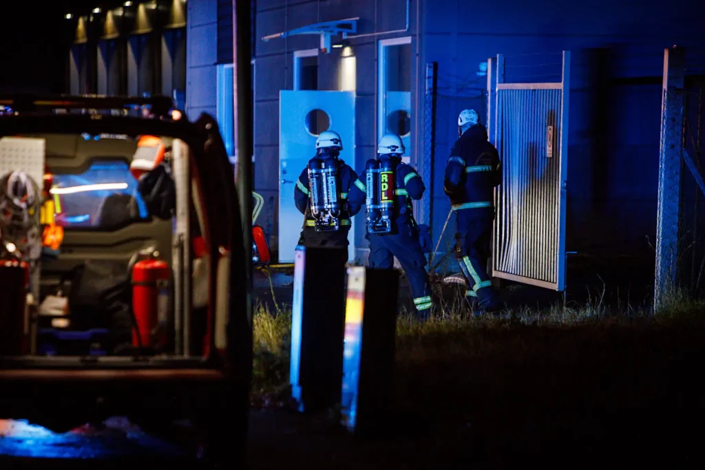 Batteriladdare började brinna i industrilokal