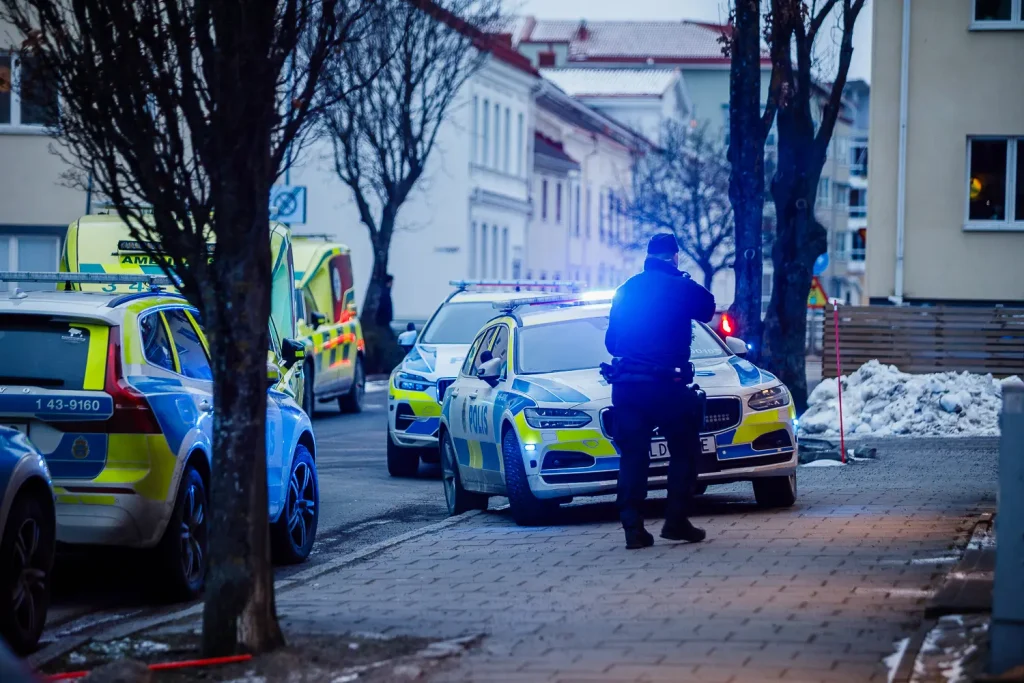 Bråk i bostad - flera personer skadade