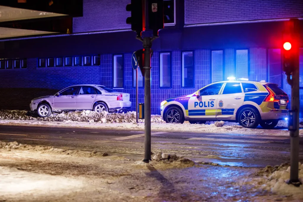 Bilist misstänks för flera brott efter krasch i centrala Jönköping
