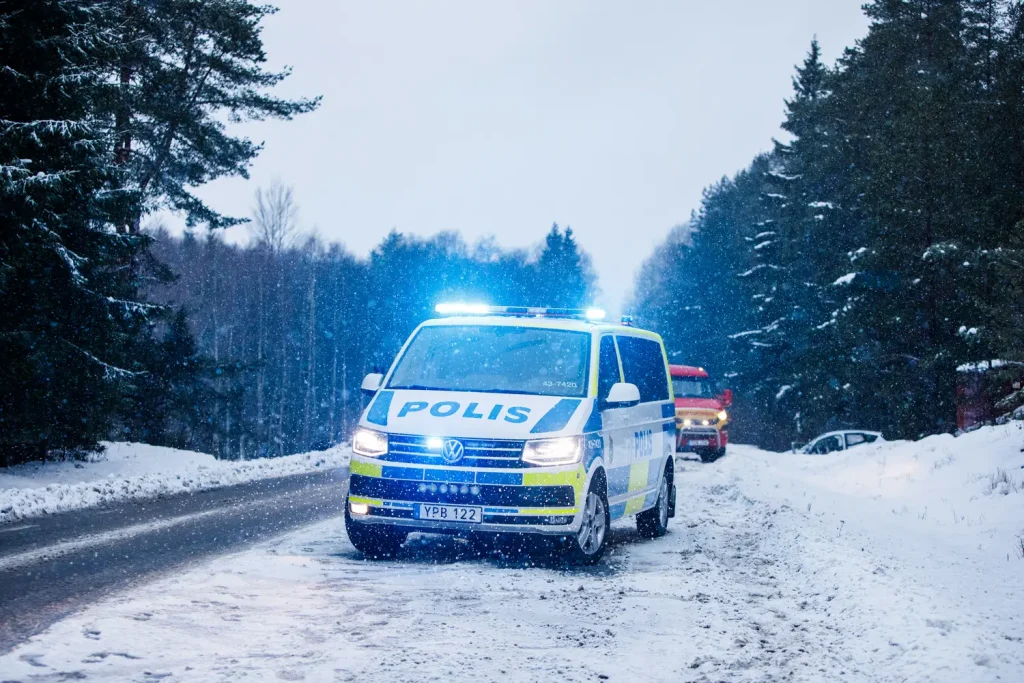 Trafikolycka på Åkerbyvägen – två bilar i diket