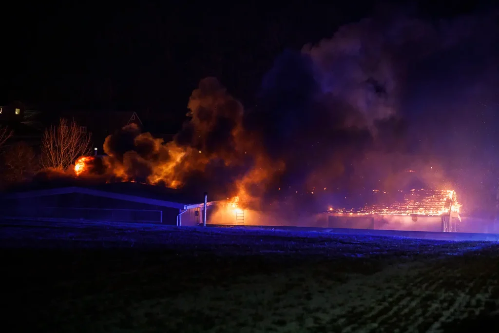 Kraftig brand i industribyggnad vid Skärstad norr om Huskvarna.