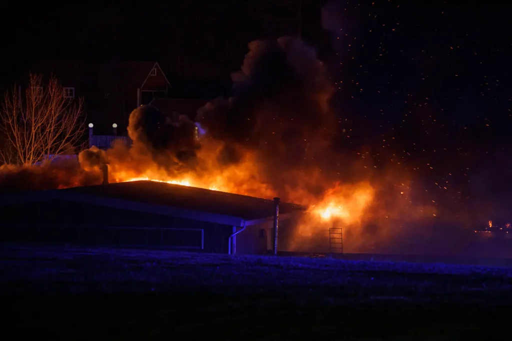Kraftig brand i industribyggnad vid Skärstad norr om Huskvarna.