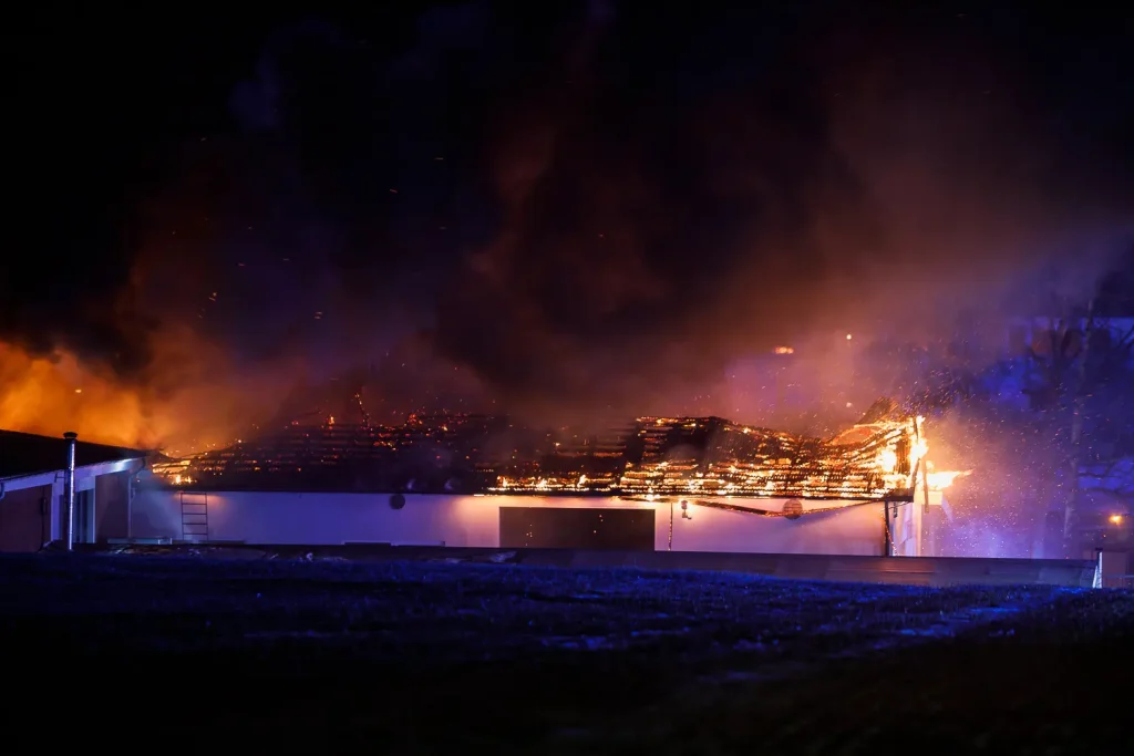 Kraftig brand i industribyggnad vid Skärstad norr om Huskvarna.