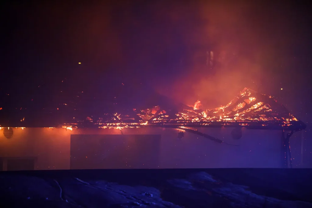 Kraftig brand i industribyggnad vid Skärstad norr om Huskvarna.