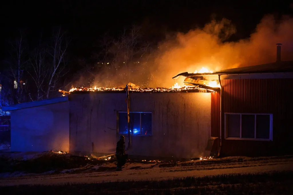 Kraftig brand i industribyggnad vid Skärstad norr om Huskvarna.