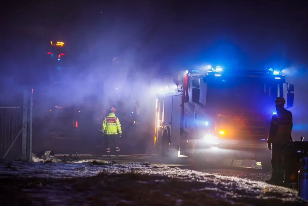Kraftig brand i industribyggnad vid Skärstad norr om Huskvarna.