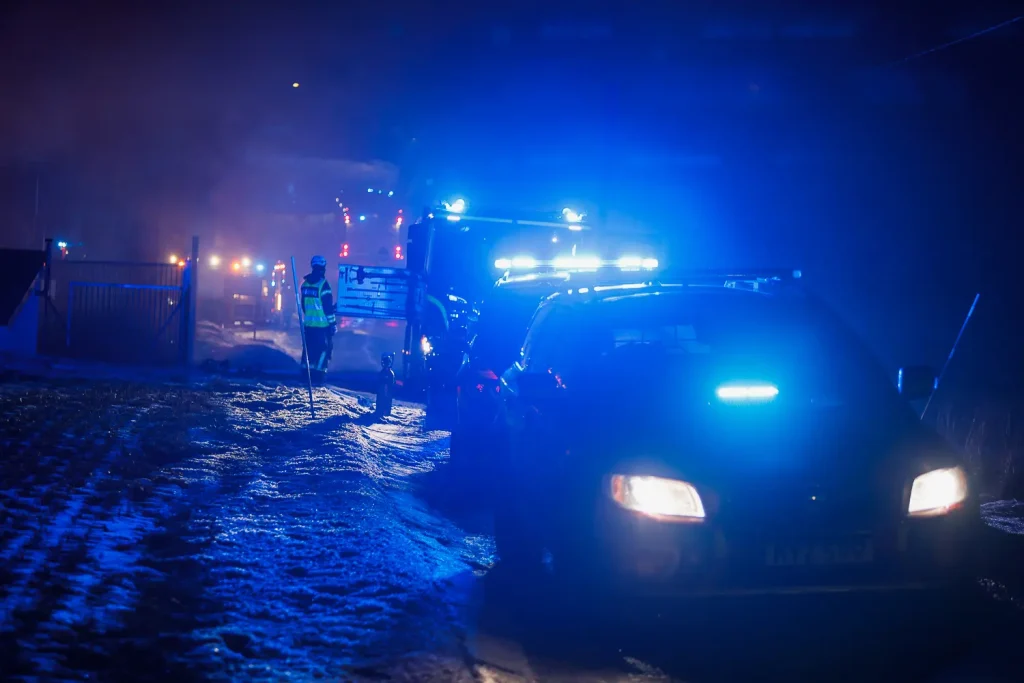 Kraftig brand i industribyggnad vid Skärstad norr om Huskvarna.
