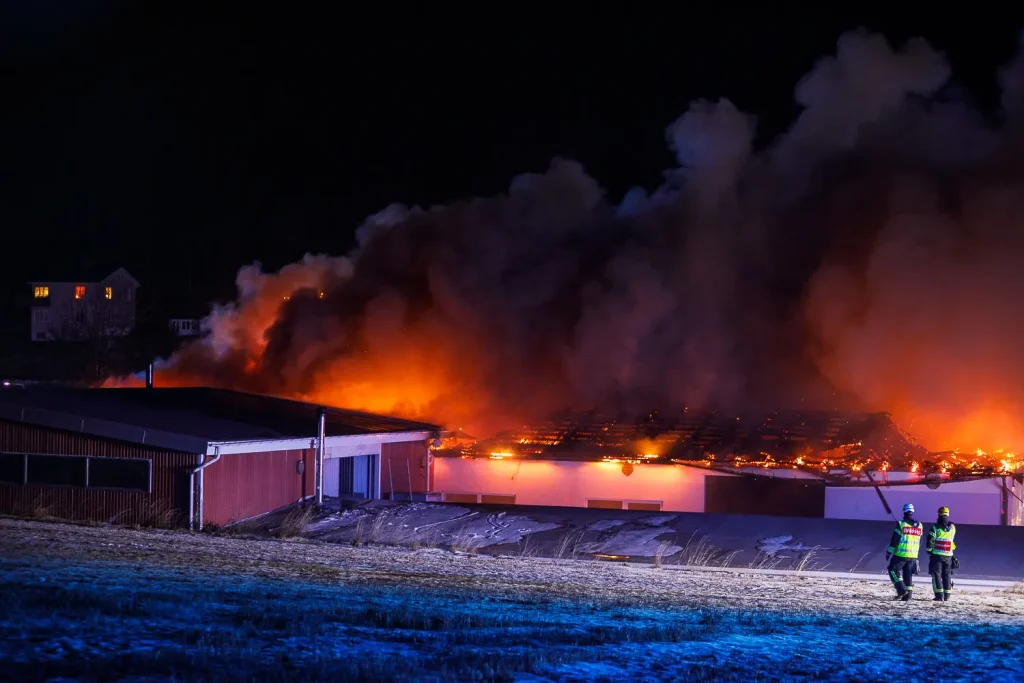 Kraftig brand i industribyggnad vid Skärstad norr om Huskvarna.