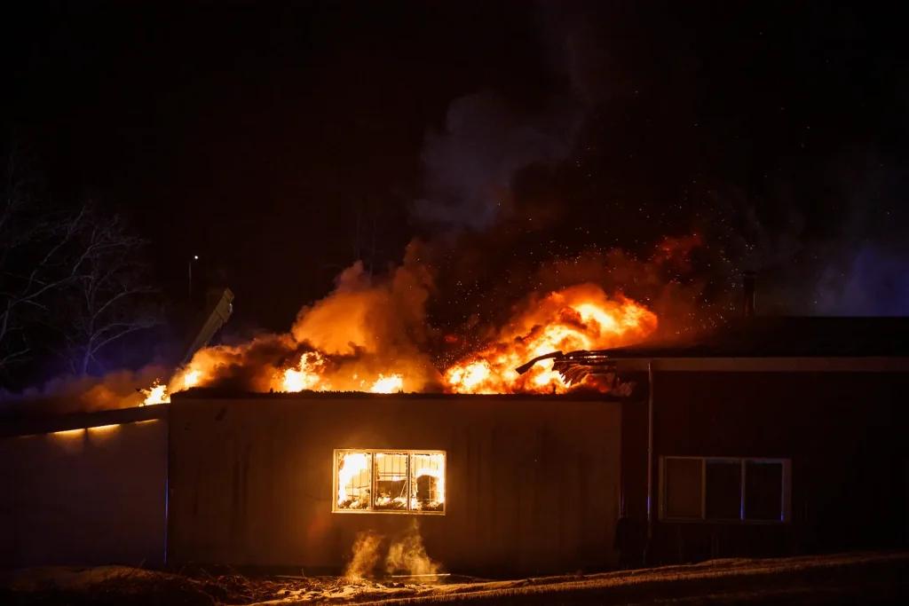 Kraftig brand i industribyggnad vid Skärstad norr om Huskvarna.