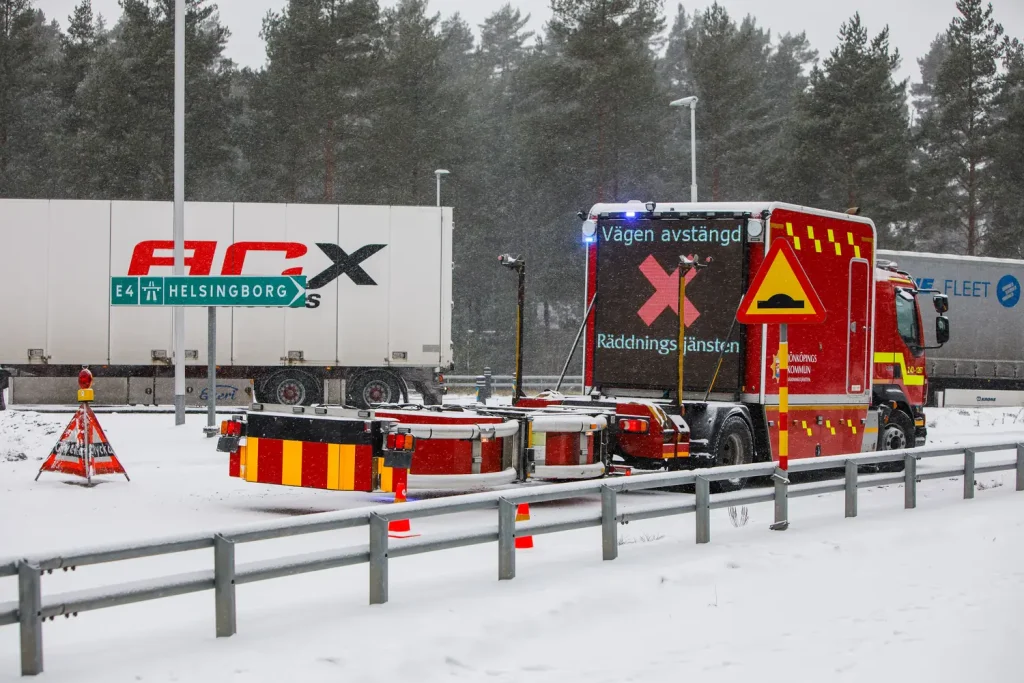 E4 stängdes av efter gasläcka från lastbil
