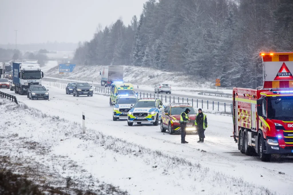 Lastbilsolycka på E4 söder om Jönköping - vägen blockerades.