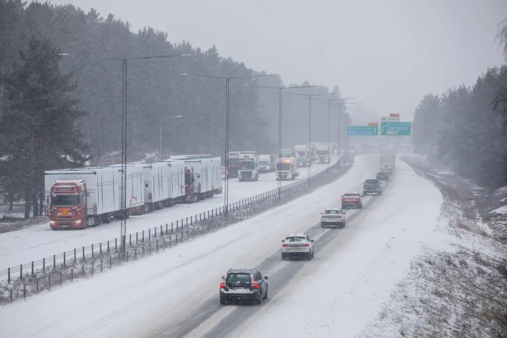 E4 stängdes av efter gasläcka från lastbil