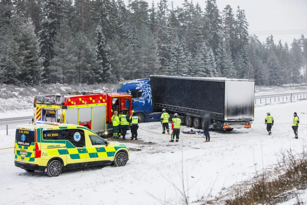 Lastbilsolycka på E4 söder om Jönköping - vägen blockerades.