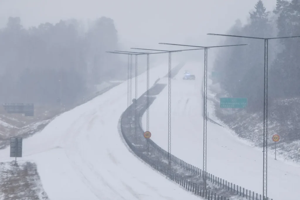 E4 stängdes av efter gasläcka från lastbil