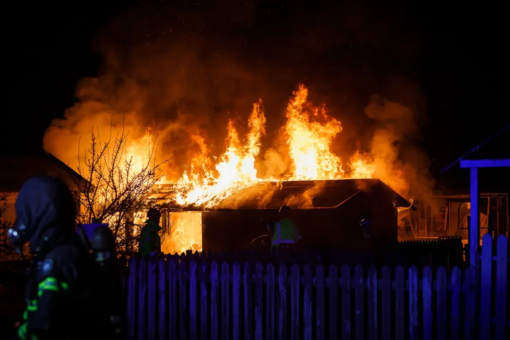 Kolonistuga i brand vid Österängen