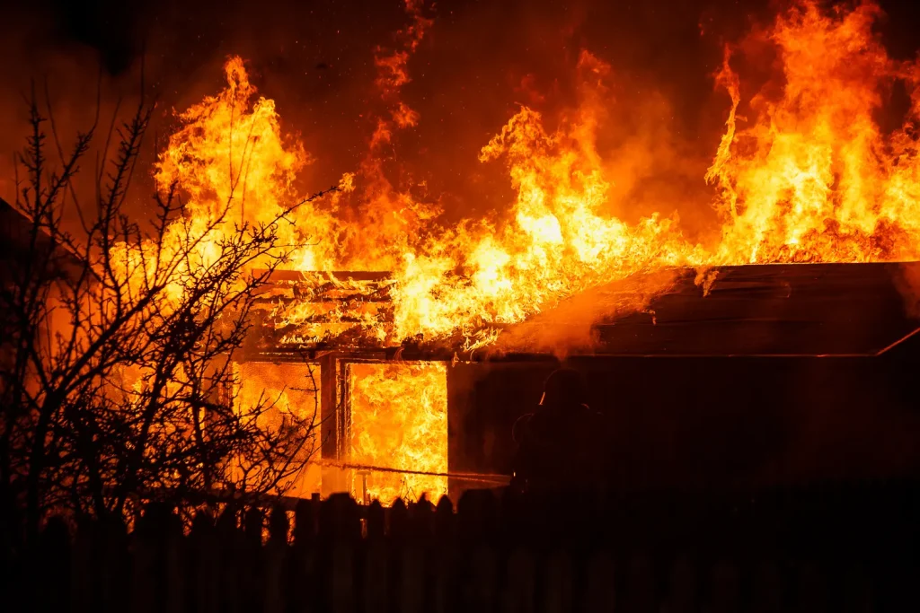 Kolonistuga i brand vid Österängen