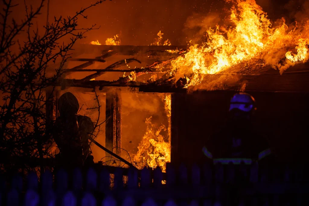 Kolonistuga i brand vid Österängen