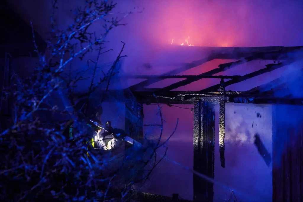 Kolonistuga i brand vid Österängen