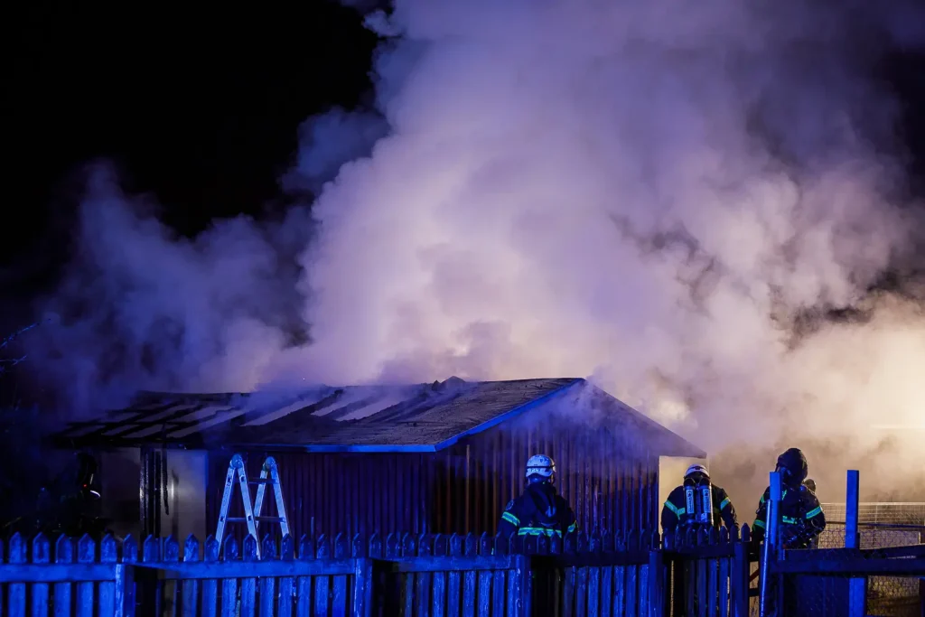 Kolonistuga i brand vid Österängen