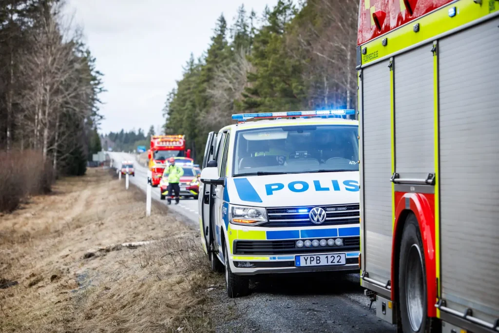 Trafikolycka på riksväg 30 - lastbil och personbil i krock
