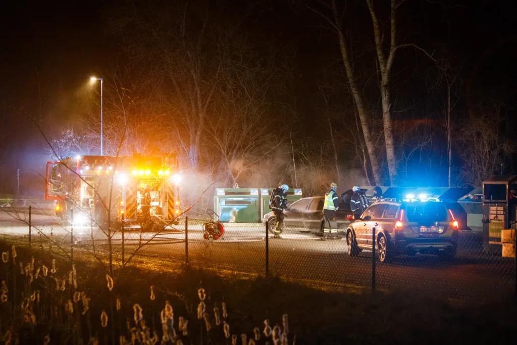 Räddningstjänst på plats vid bilbrand vid Ica Maxi i Jönköping