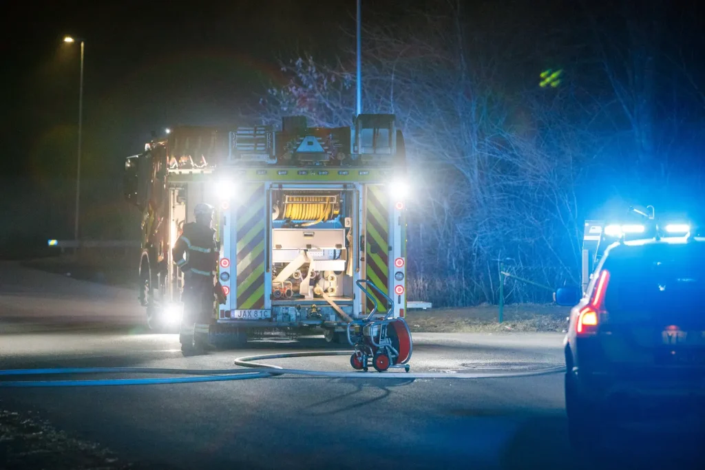 Räddningstjänst på plats vid bilbrand vid Ica Maxi i Jönköping