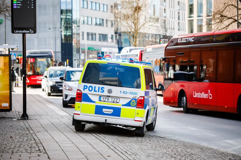 Polis anländer till platsen efter krock mellan buss och personbil i Jönköping