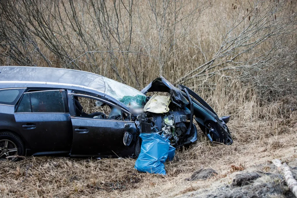 Trafikolycka på riksväg 30 - lastbil och personbil i krock