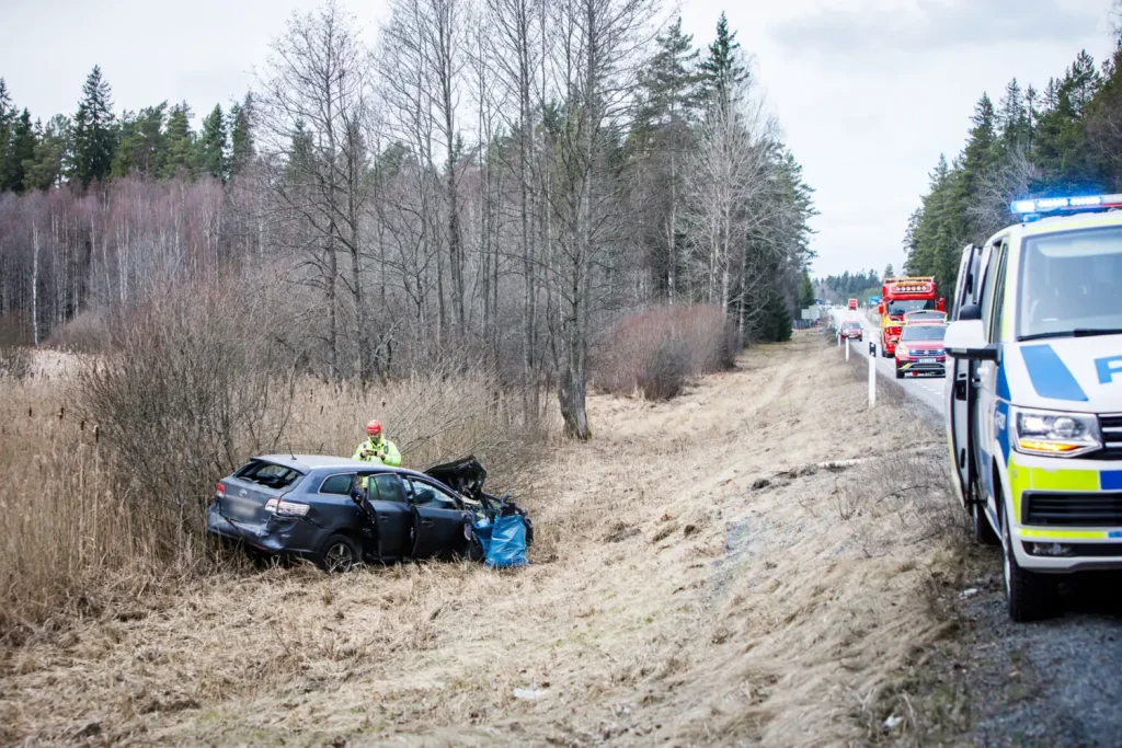Trafikolycka på riksväg 30 - lastbil och personbil i krock