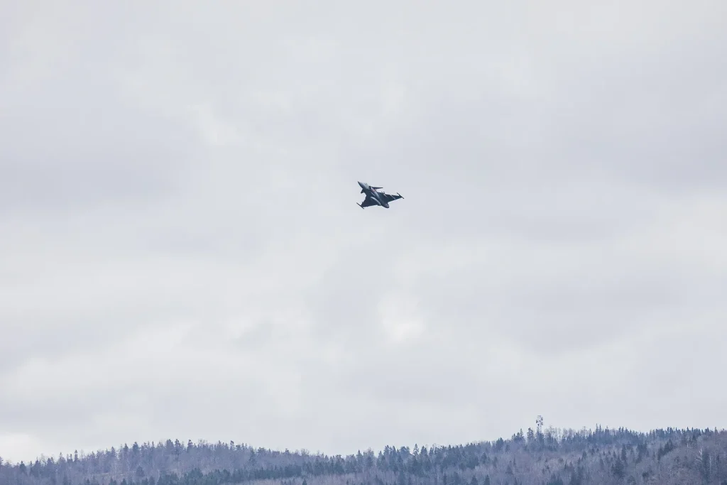 Flyguppvisning med JAS Gripen under Custom Motor Show i Jönköping
