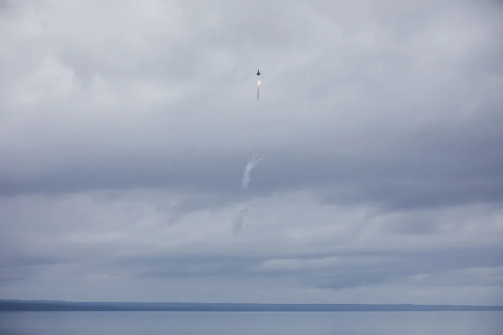 Flyguppvisning med JAS Gripen under Custom Motor Show i Jönköping