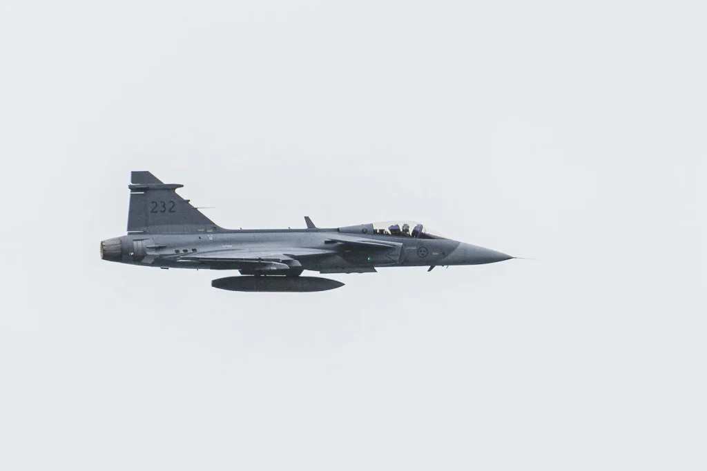 Flyguppvisning med JAS Gripen under Custom Motor Show i Jönköping