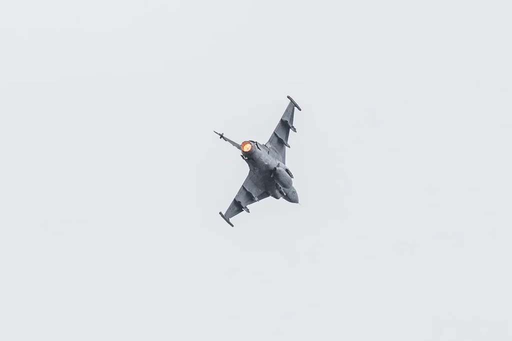 Flyguppvisning med JAS Gripen under Custom Motor Show i Jönköping