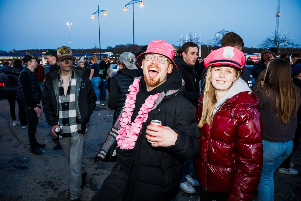 Tusentals personer samlade på Asecs parkering i Jönköping