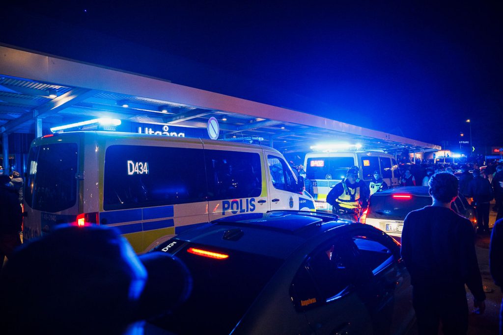 Tusentals personer samlades på Asecs-parkeringen i Jönköping - polis på plats