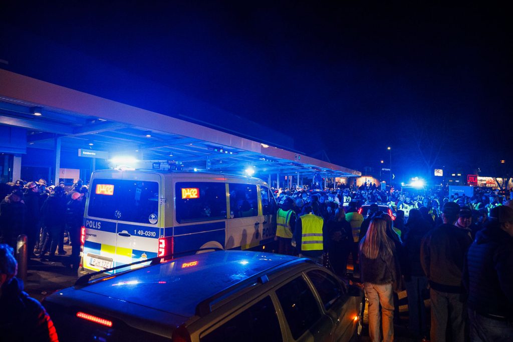Tusentals personer samlades på Asecs-parkeringen i Jönköping - polis på plats