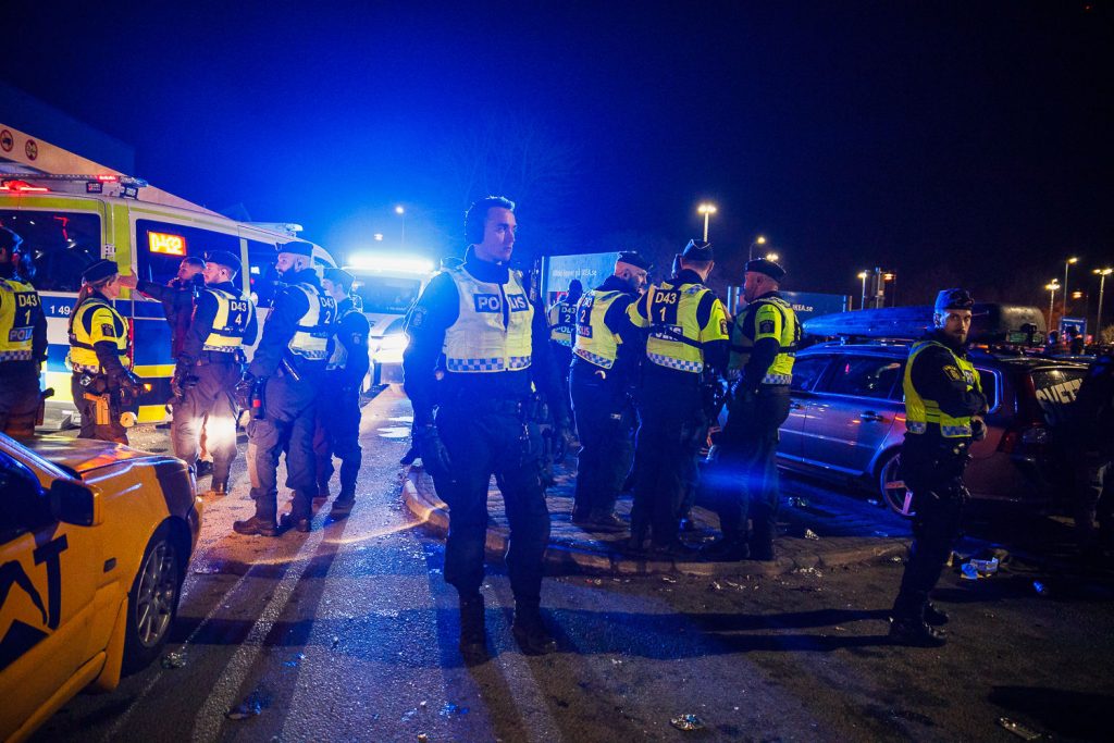 Tusentals personer samlades på Asecs-parkeringen i Jönköping - polis på plats