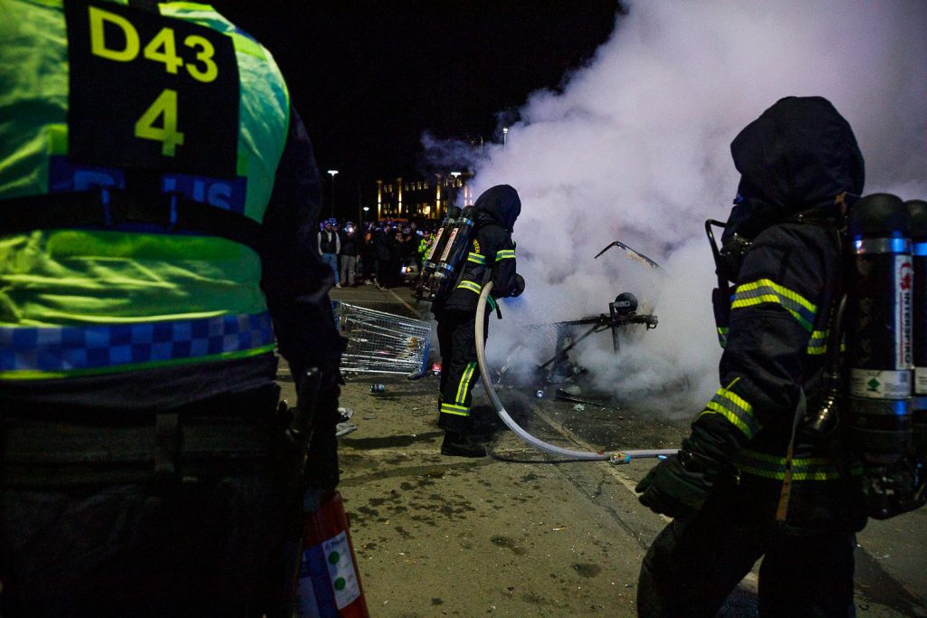 Husvagn i brand på Asecs-parkeringen i Jönköping med räddningstjänst på plats
