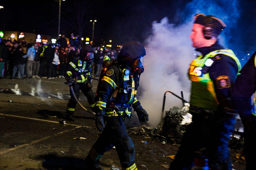 Husvagn i brand på Asecs-parkeringen i Jönköping med räddningstjänst på plats