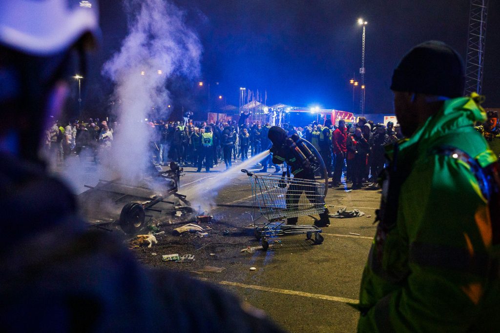 Husvagn i brand på Asecs-parkeringen i Jönköping med räddningstjänst på plats
