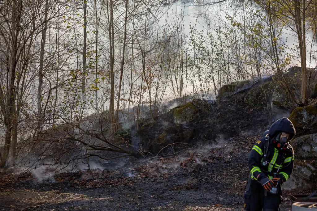 Brand i terräng nedanför Stadsparken