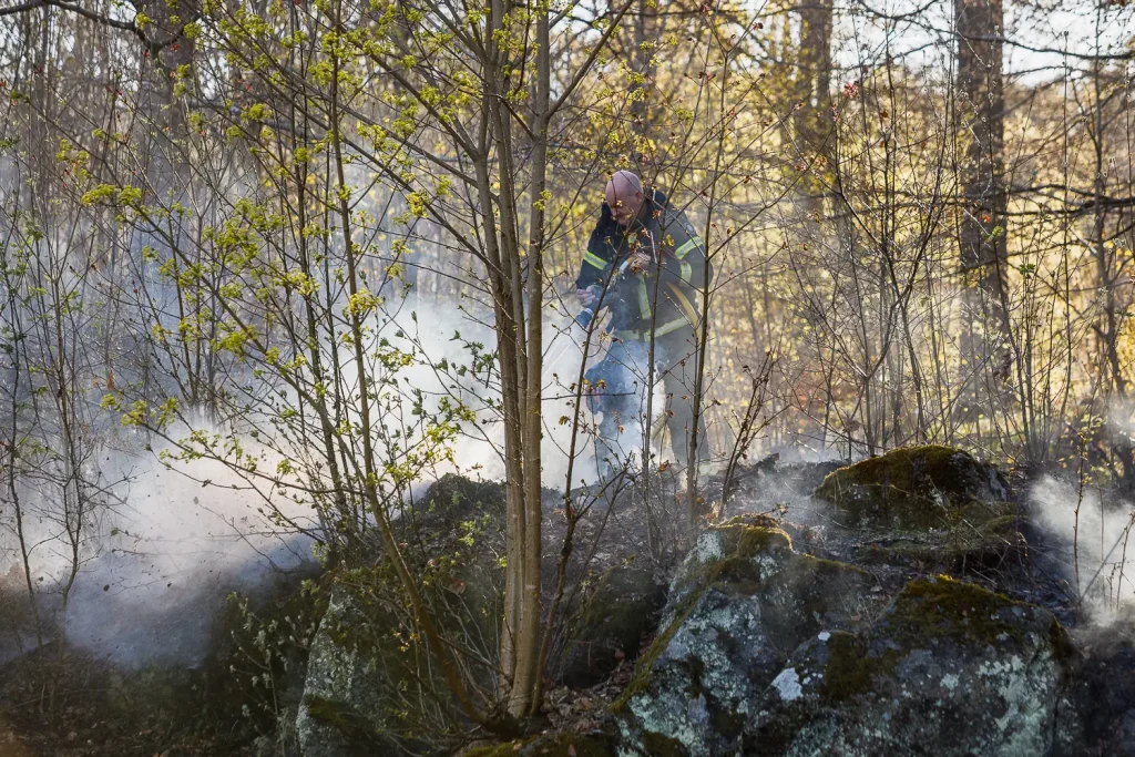 Brand i terräng nedanför Stadsparken